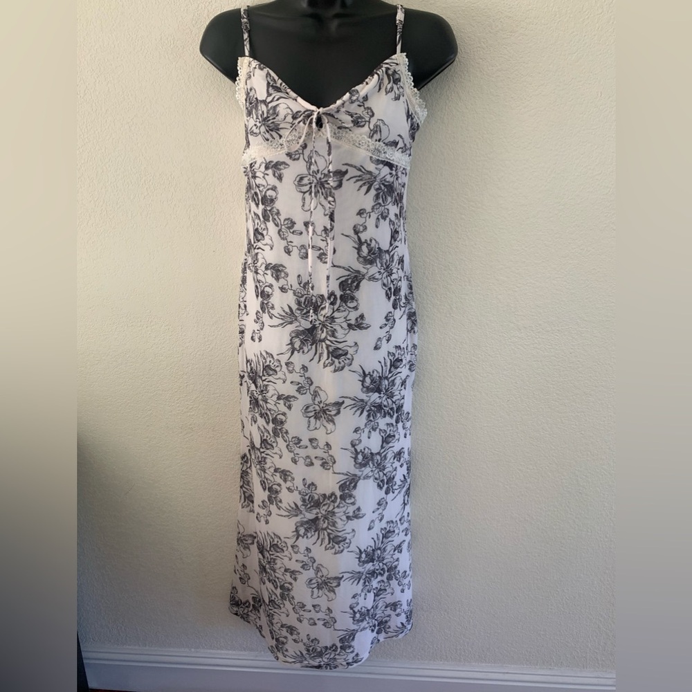 Bailey Rose Cami Slip Dress Size Large White & Black Floral Stretch Long Lined
